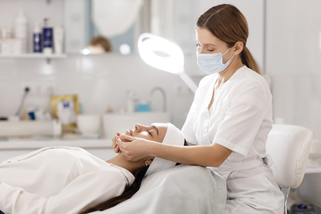 Profissional que possui registro de esteticista realizando procedimento na cliente.