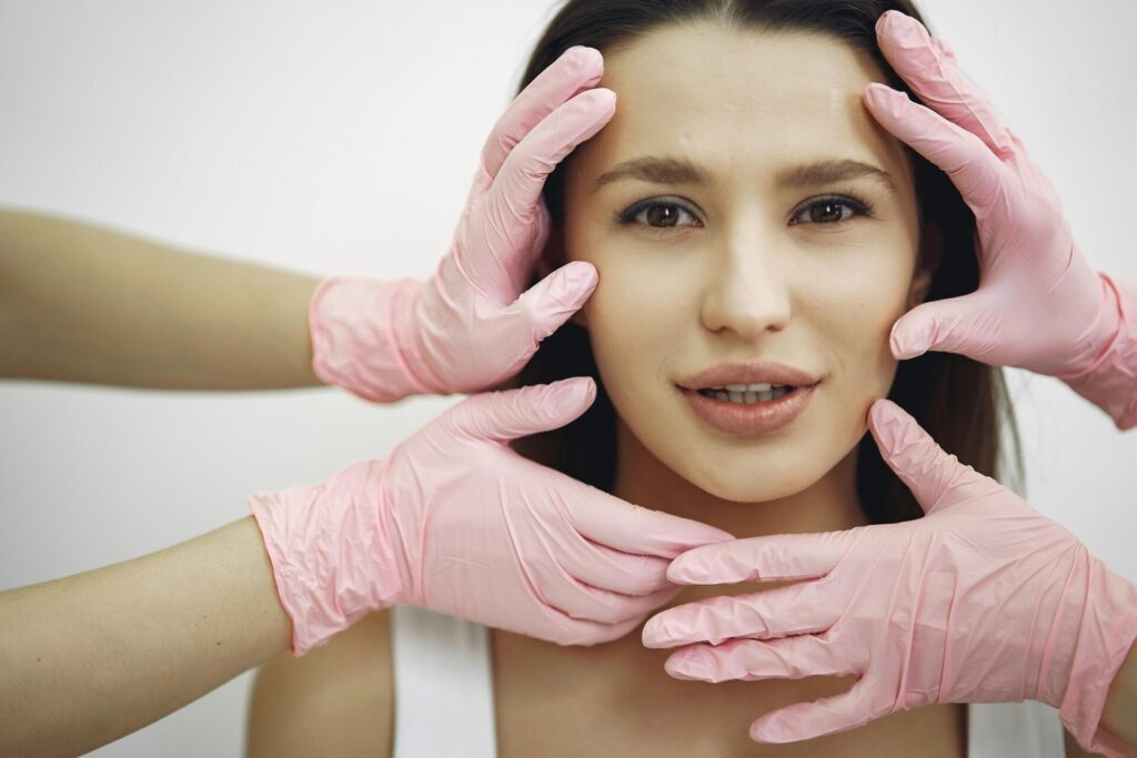 Cliente sendo cuidada por duas profissionais que possuem o registro de esteticista