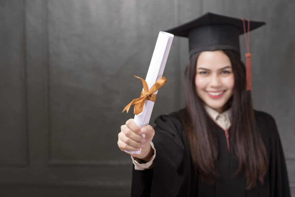 Mulher segurando certificado do curso técnico por competência