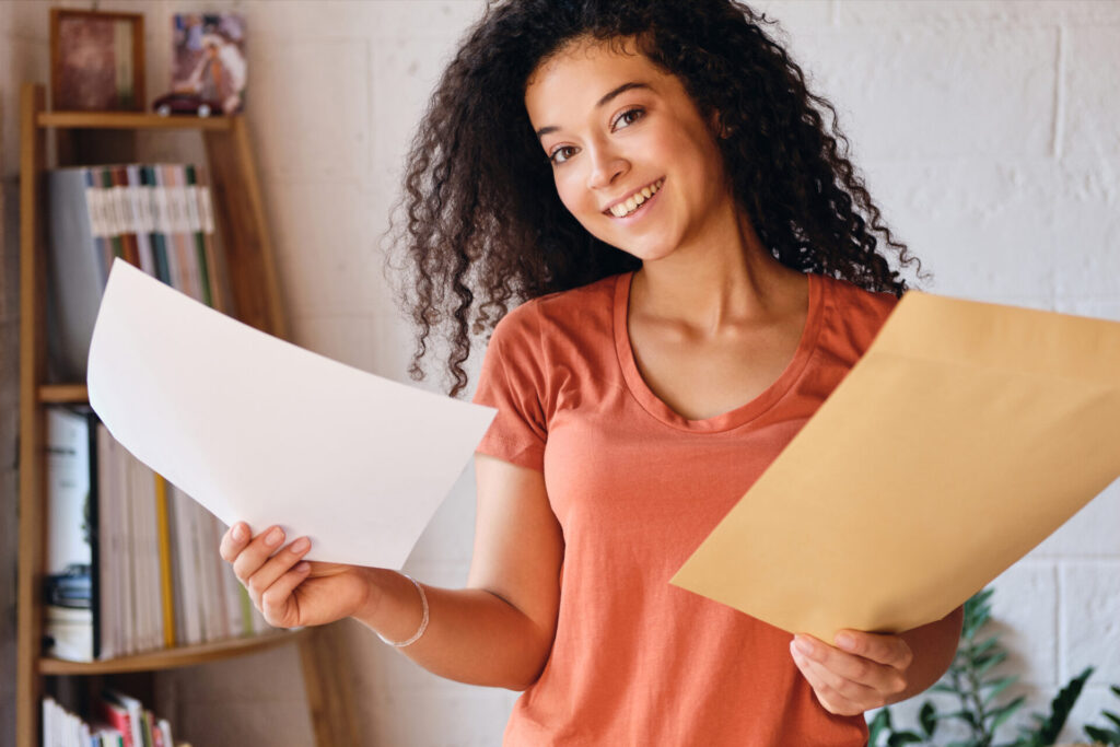 Mulher preparando documentos para realizar curso técnico por competência