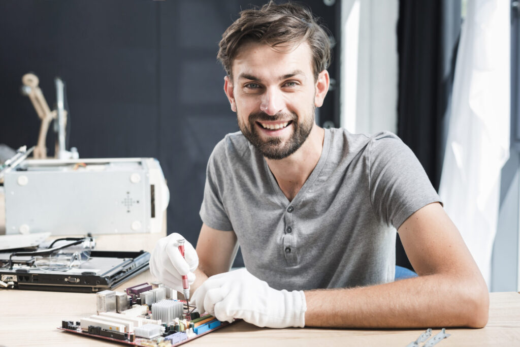 Homem que realizou curso técnico por competência exercendo profissão.