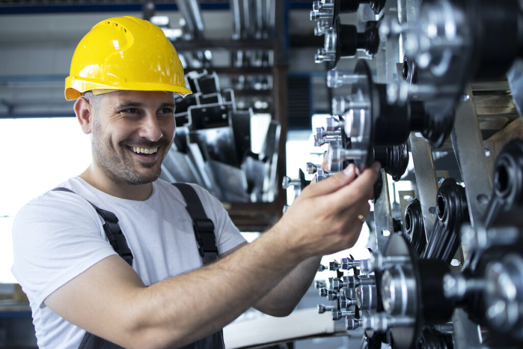 Profissional que possui o curso técnico em mecânica trabalhando