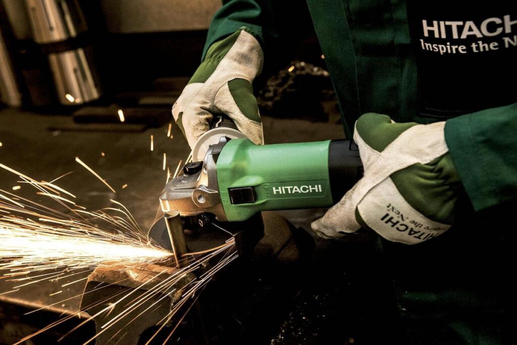 Profissional que possui curso técnico em mecânica fazendo manutenção