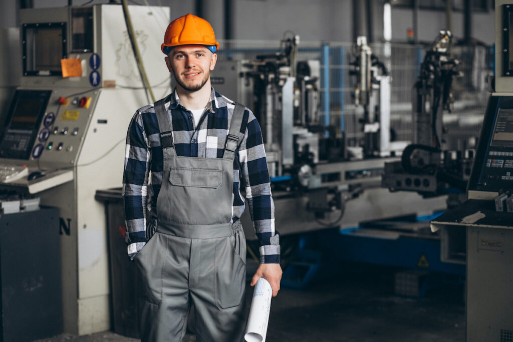 Profissional que possui curso técnico em mecânica em ambiente industrial