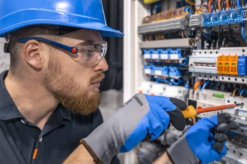Profissional que possui curso técnico em eletroeletrônica atuando na área.